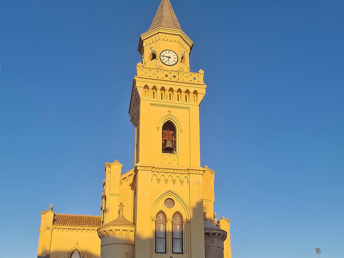 La torre y la fachada principal