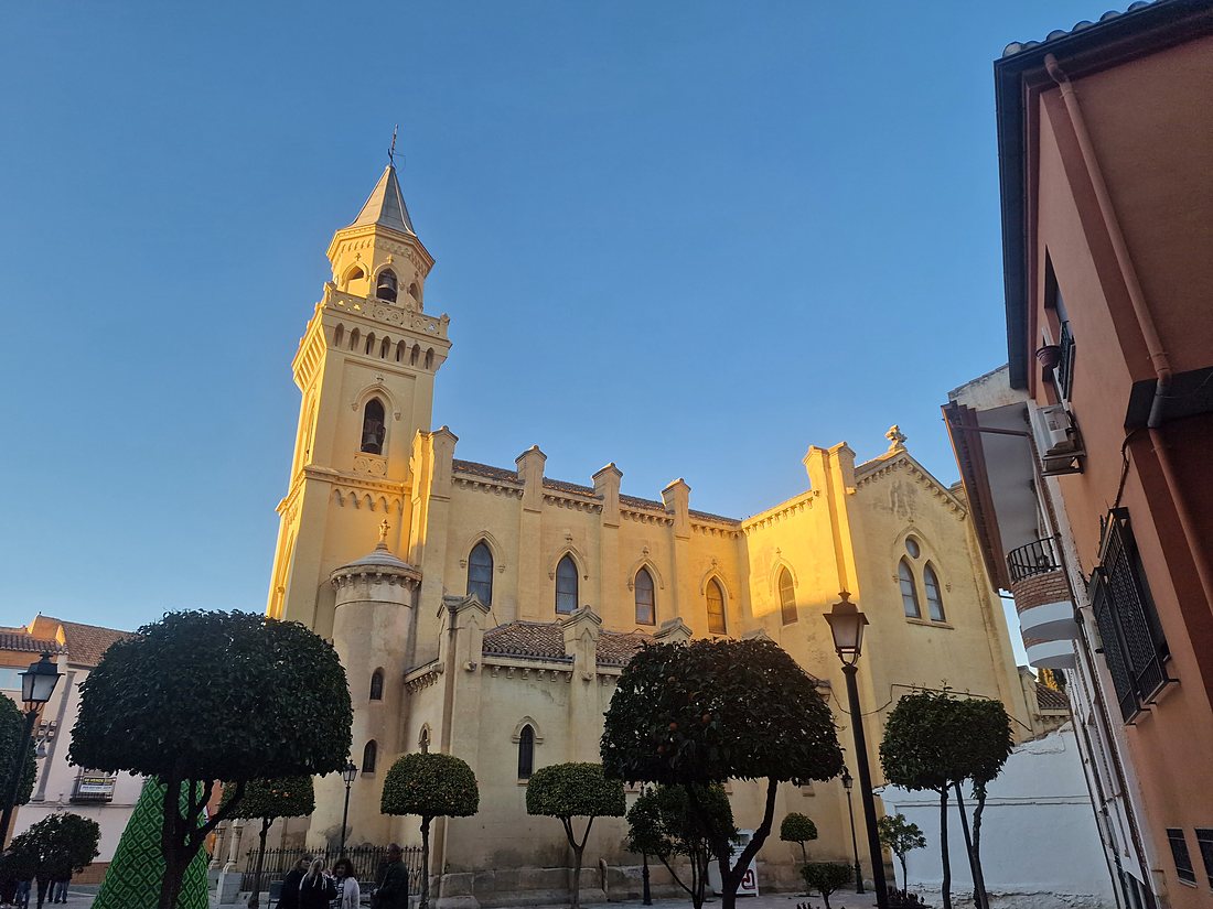 El lateral del templo, entre los naranjos