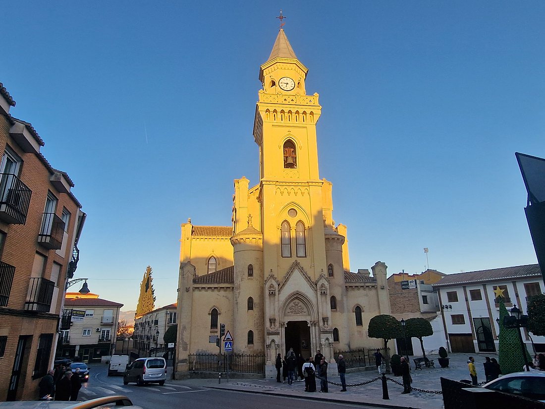 La iglesia en el centro del pueblo, al atardecer