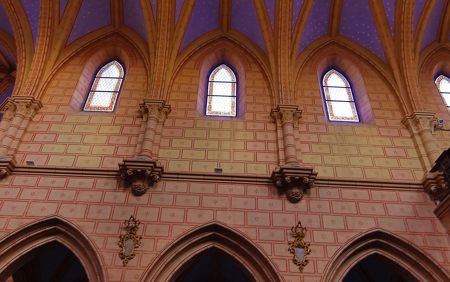 Bóvedas y ventanales de la nave central del templo
